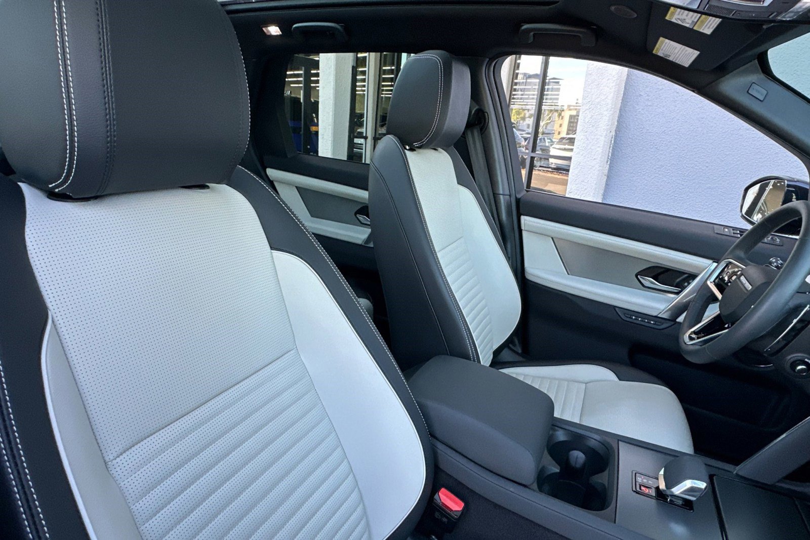 Certified 2025 Land Rover Discovery Sport Dynamic SE image 31