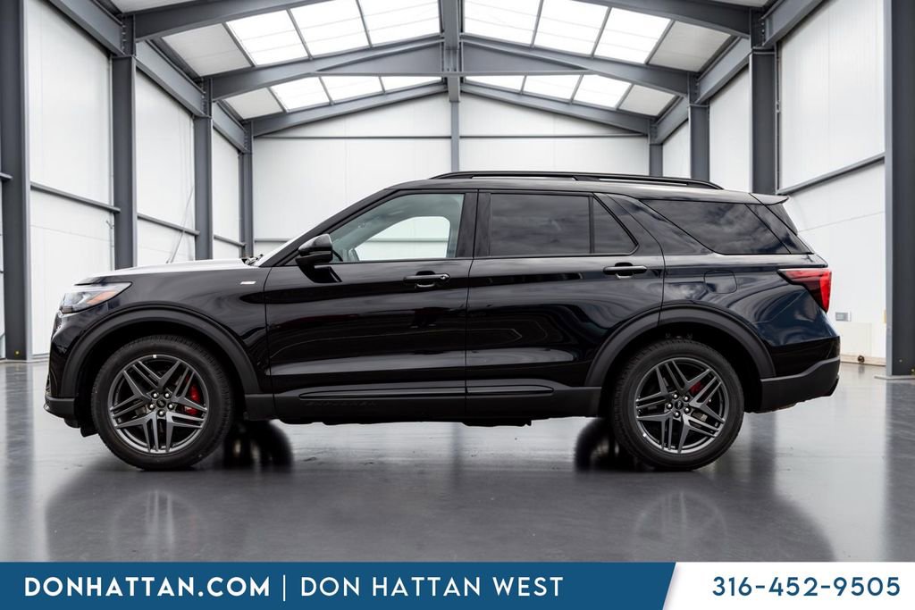 Used 2025 Ford Explorer ST-Line w/ ST-Line Street Pack AWD/4WD image 2