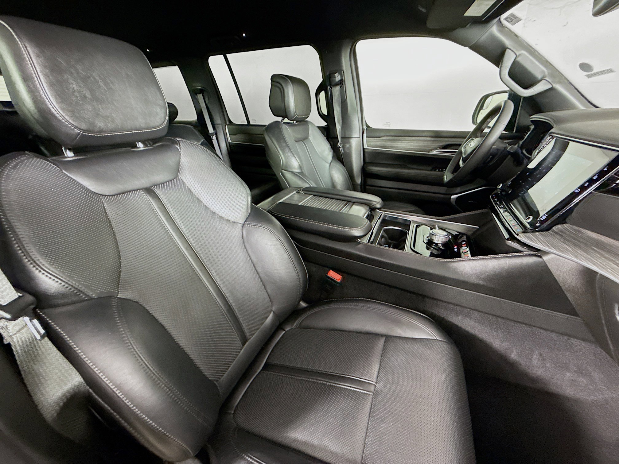 Used 2023 Jeep Wagoneer L Series II image 37