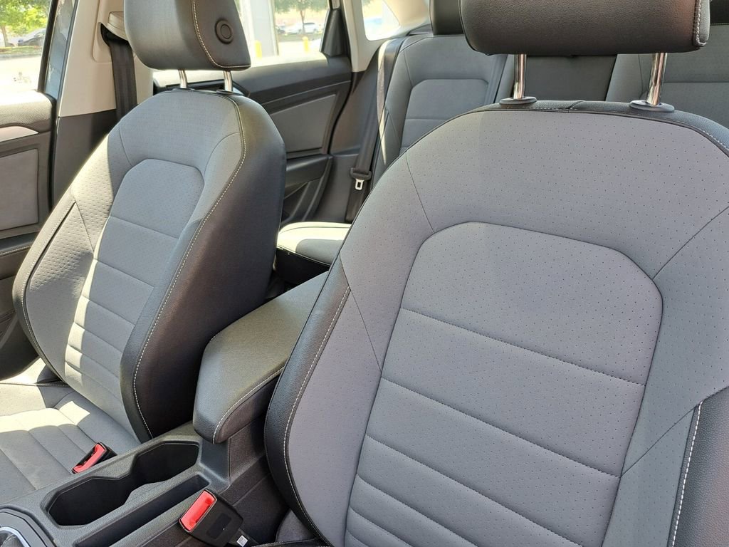 Used 2025 Volkswagen Jetta SE FWD image 21