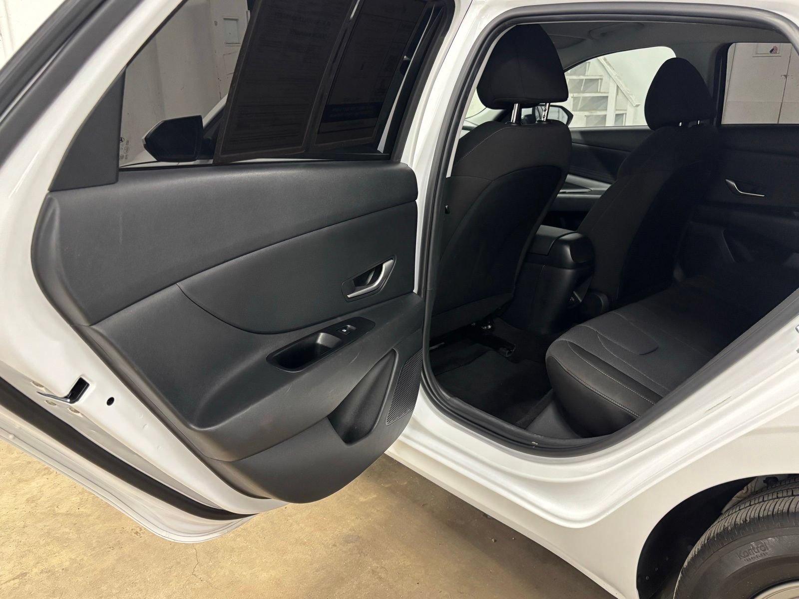 Certified 2025 Hyundai Elantra SE FWD image 12