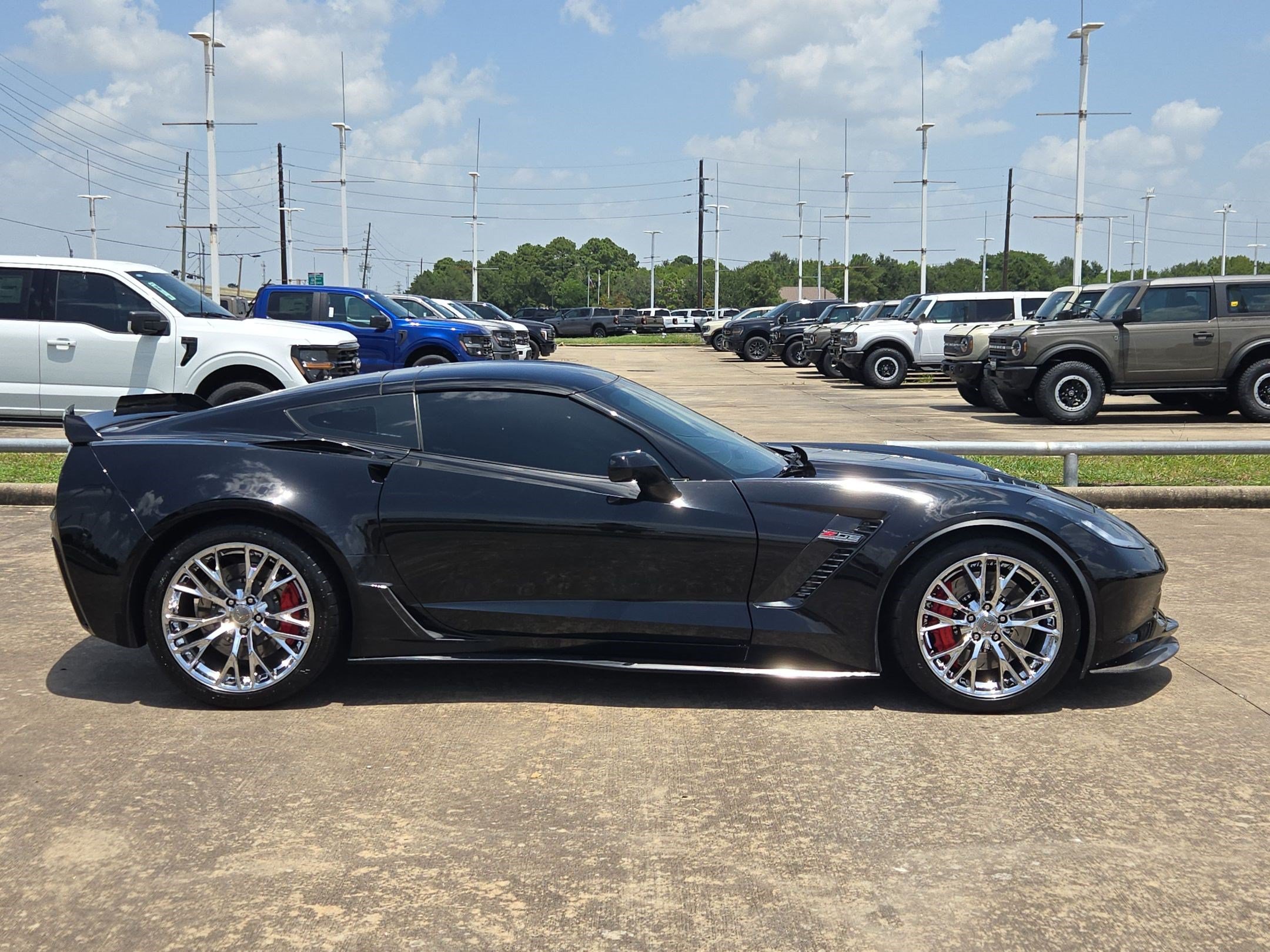 Used 2015 Chevrolet Corvette Z06 w/ 3LZ Preferred Equipment Group RWD image 2