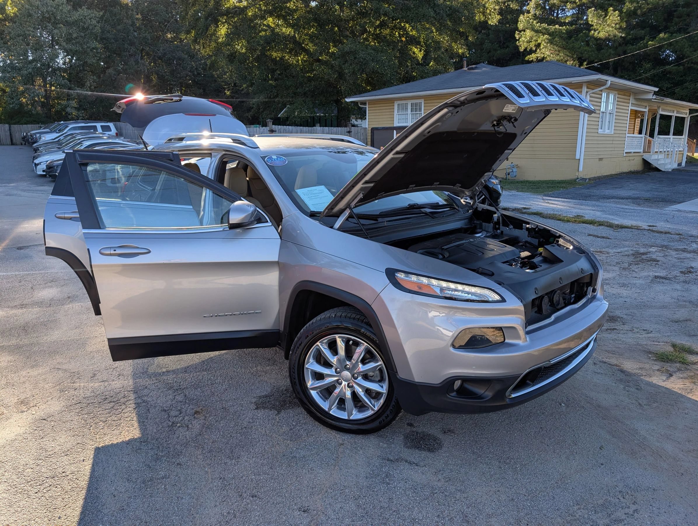 Used 2017 Jeep Cherokee Limited w/ Luxury Group AWD/4WD image 15