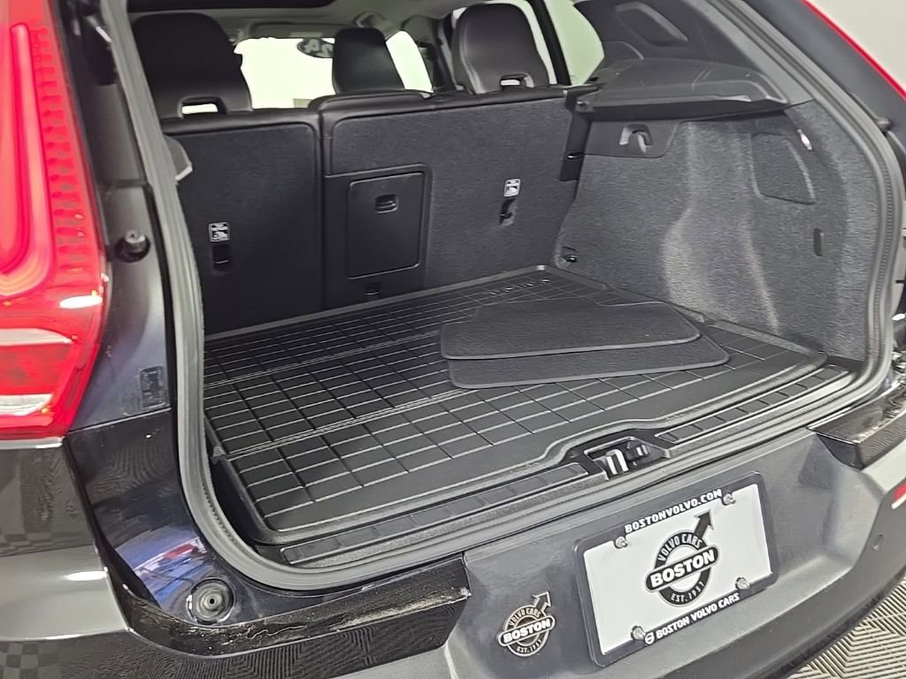 Certified 2024 Volvo XC40 B5 Core image 9
