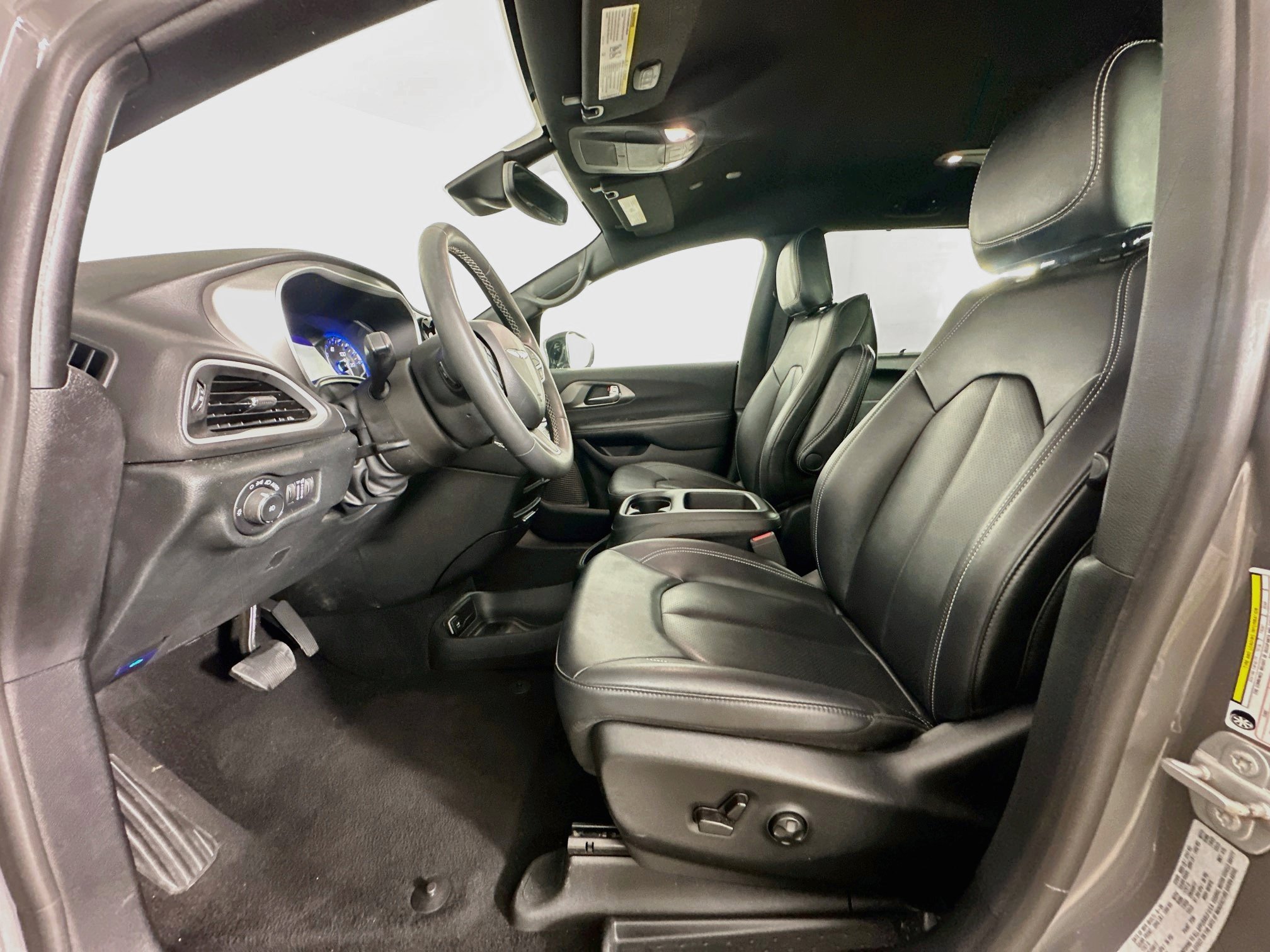 Used 2025 Chrysler Pacifica Select FWD image 13