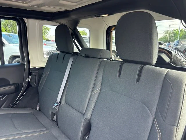 Used 2025 Jeep Wrangler Unlimited Sahara AWD/4WD image 8