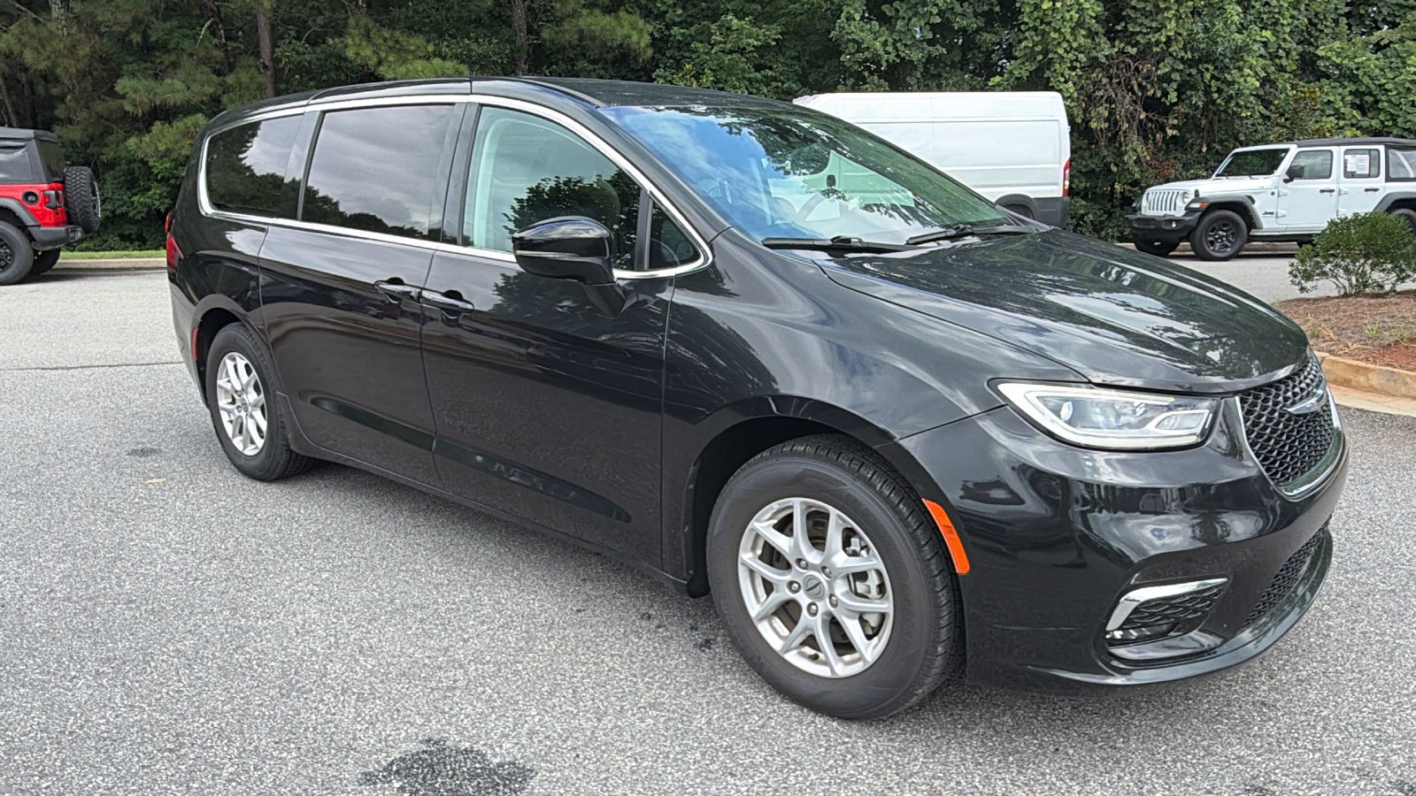 Used 2024 Chrysler Pacifica Touring-L FWD image 5