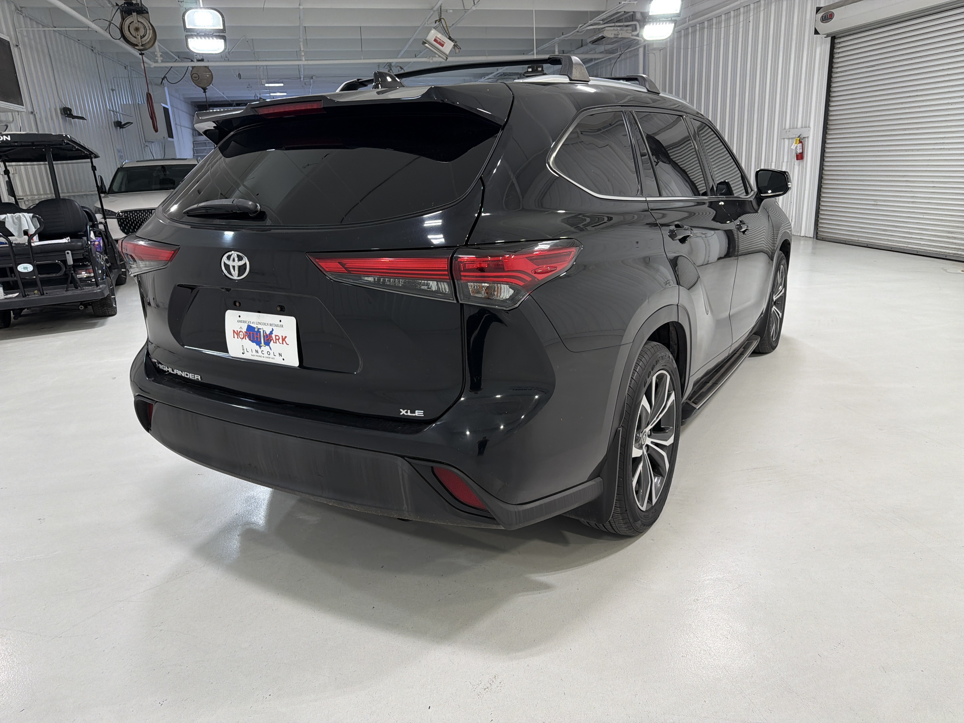 Used 2021 Toyota Highlander XLE FWD image 5