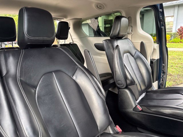 Used 2023 Chrysler Pacifica Touring-L FWD image 16
