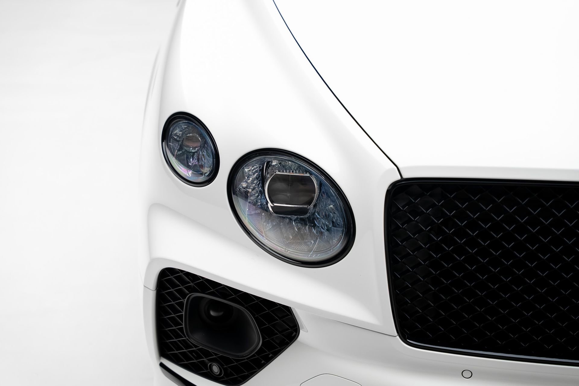 Used 2021 Bentley Bentayga Plug-In Hybrid image 12