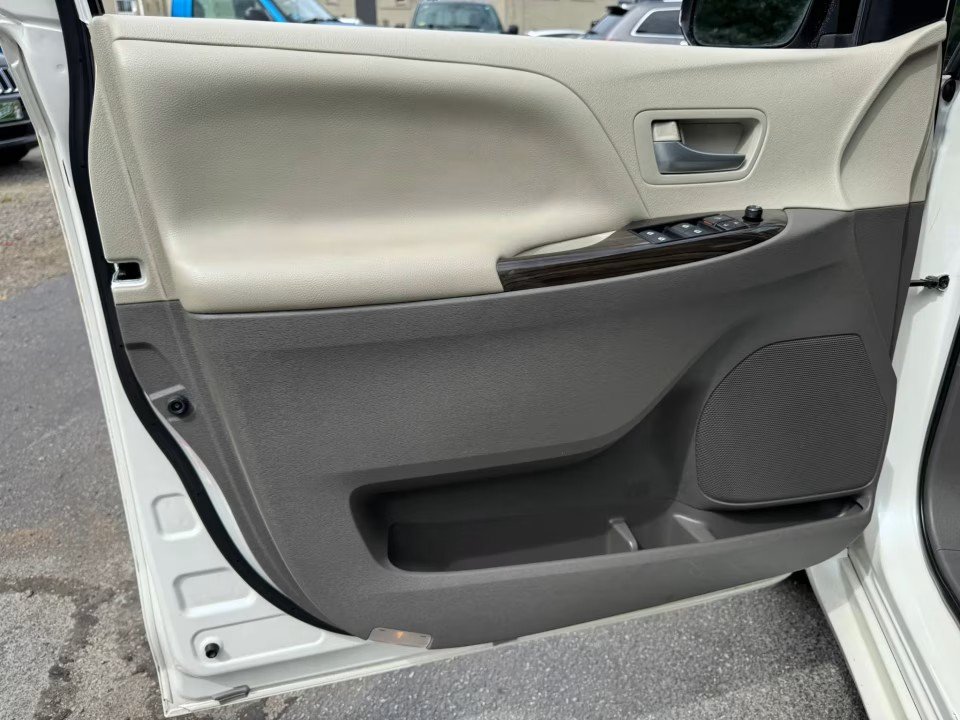 Used 2015 Toyota Sienna XLE FWD image 14