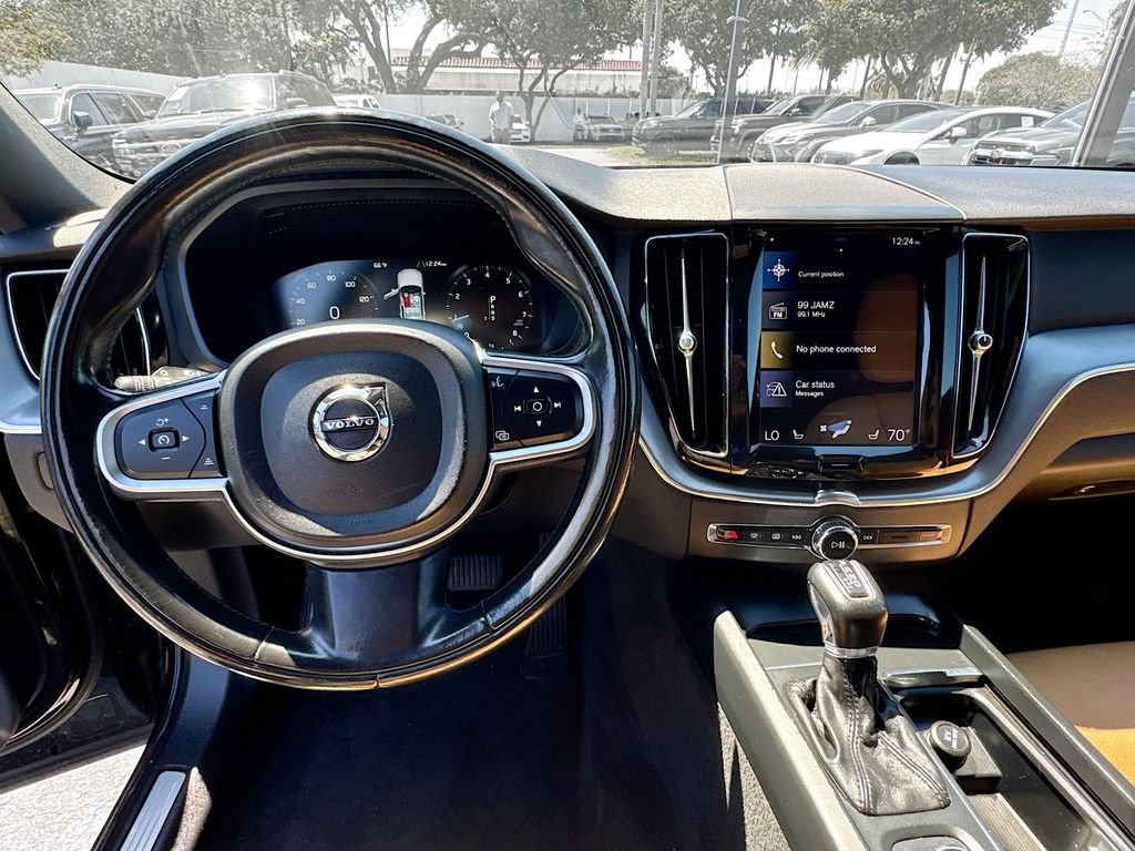 Used 2018 Volvo XC60 T6 Momentum w/ Vision Package AWD/4WD image 12