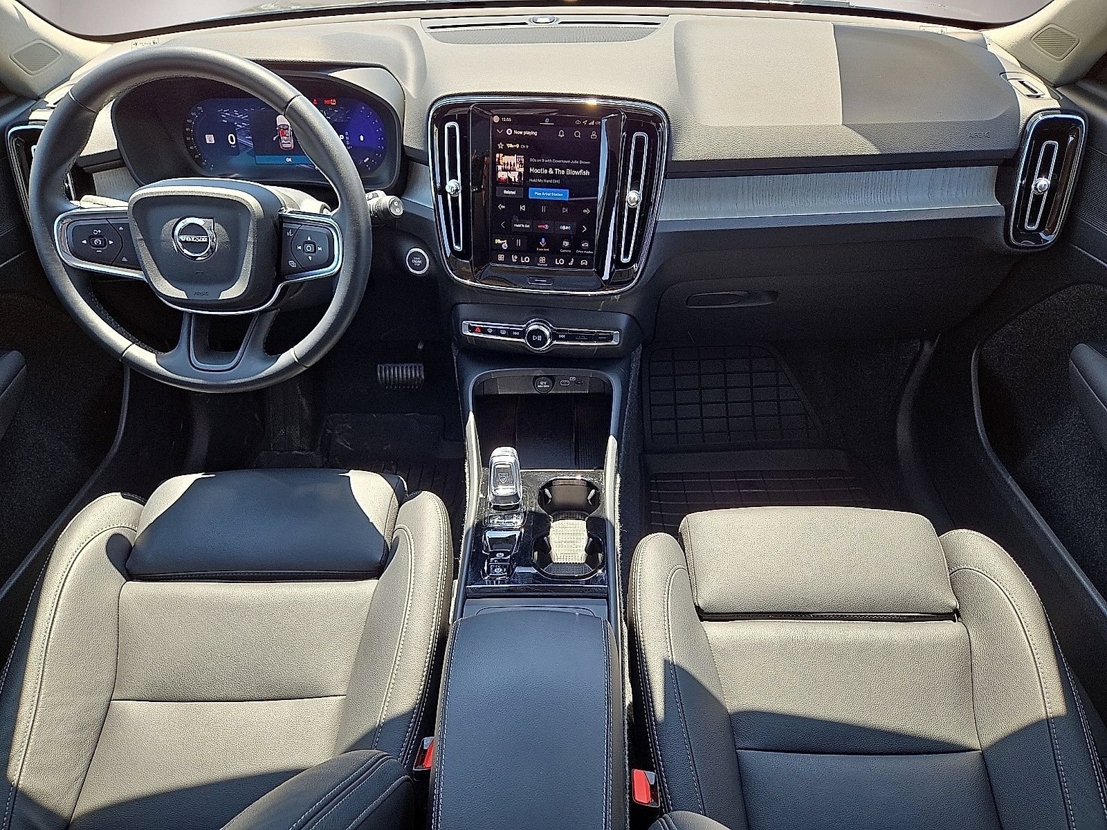 Certified 2026 Volvo XC40 B5 Plus AWD/4WD image 17