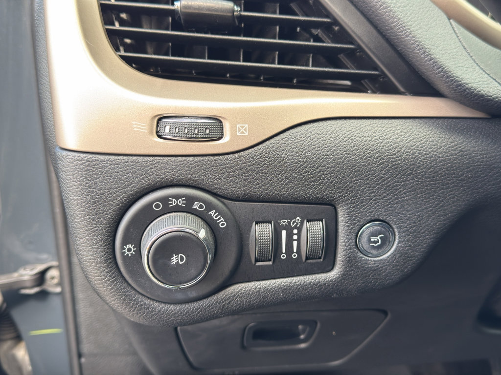 Used 2018 Jeep Cherokee Limited image 14