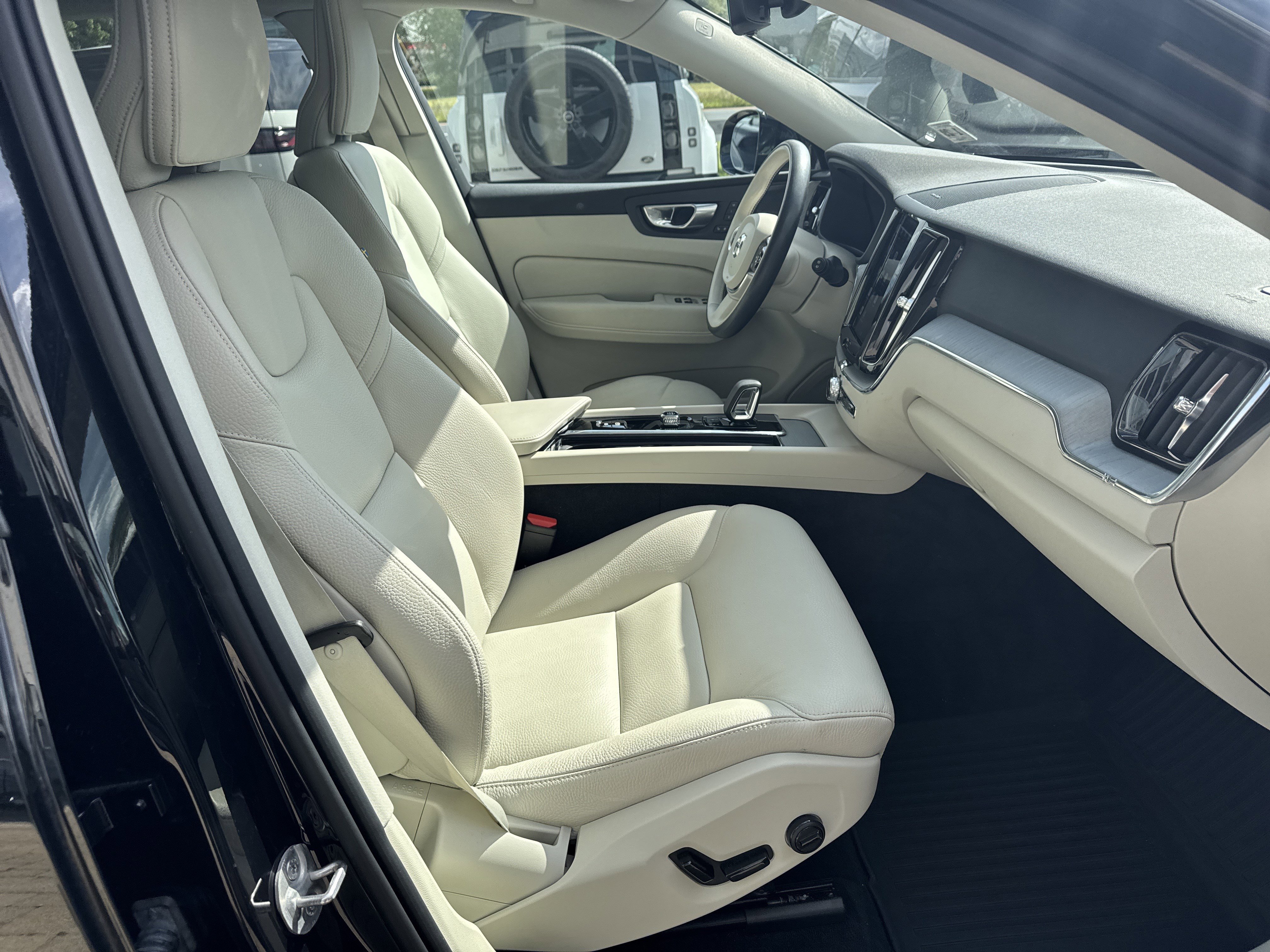 Used 2024 Volvo XC60 B5 Plus w/ Protection Package Premier image 17