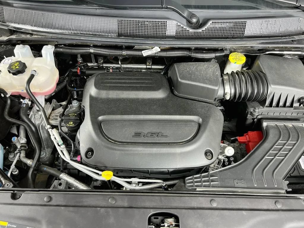Used 2025 Chrysler Pacifica Select w/ Fav Edition Package FWD image 31