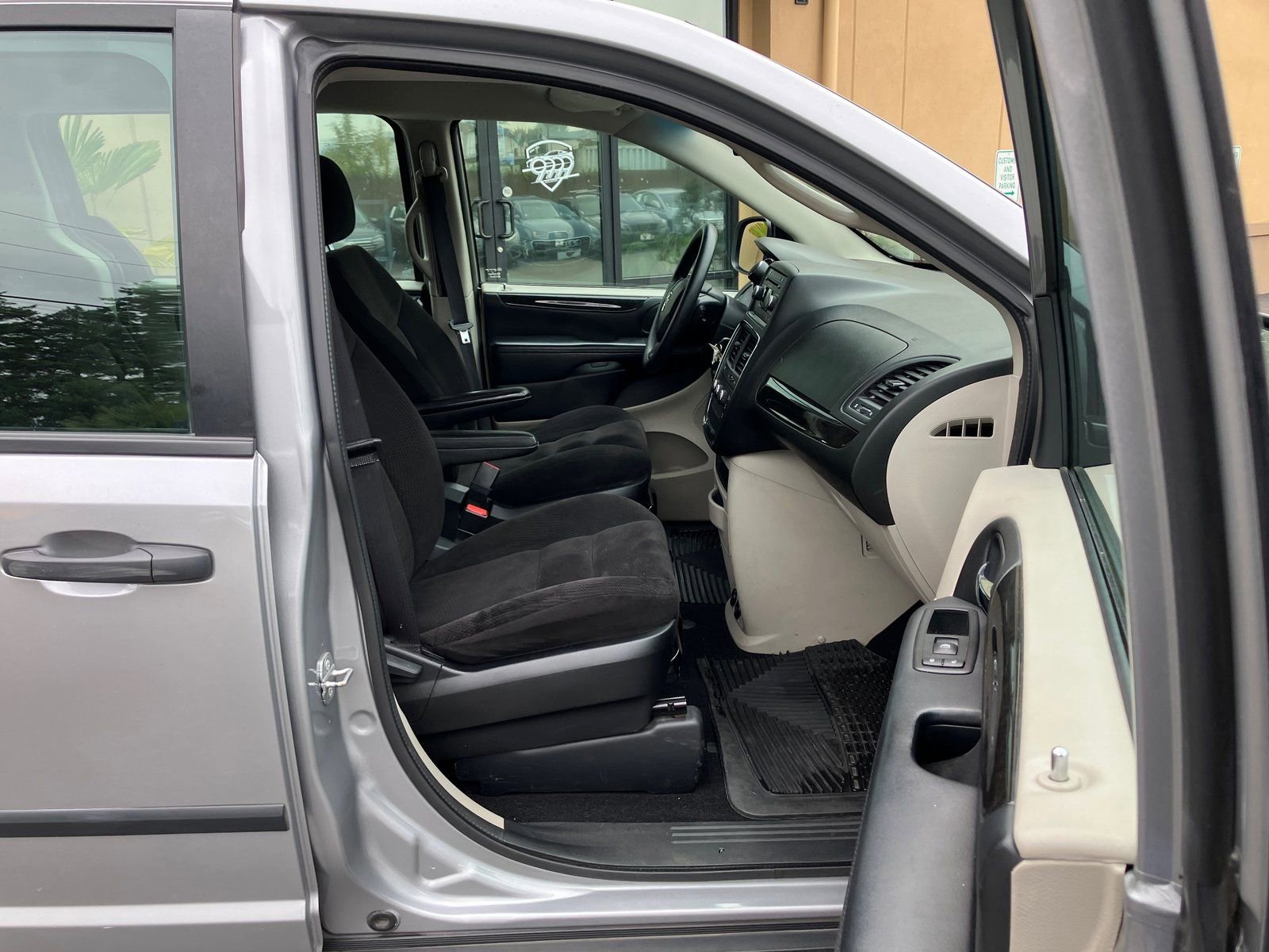 Used 2014 Dodge Grand Caravan American Value Package FWD image 23