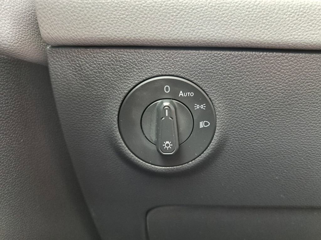 Used 2022 Volkswagen Taos SE image 15