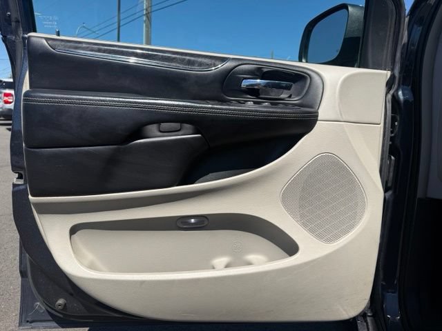 Used 2014 Chrysler Town & Country Touring FWD image 17