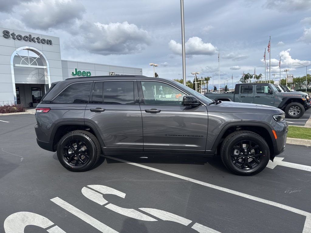 New 2026 Jeep Grand Cherokee Altitude AWD/4WD image 3