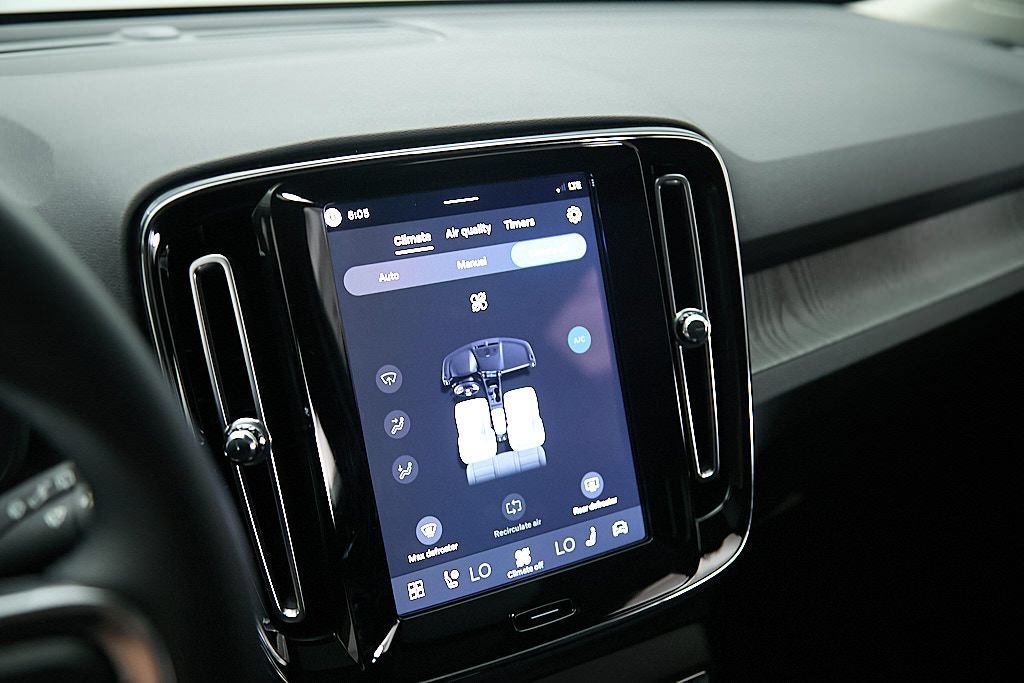 Certified 2026 Volvo XC40 B5 Plus AWD/4WD image 15