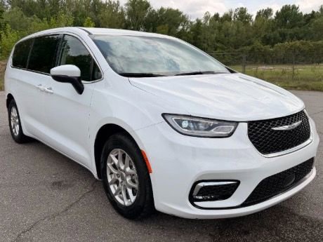 Used 2023 Chrysler Pacifica Touring-L FWD image 13