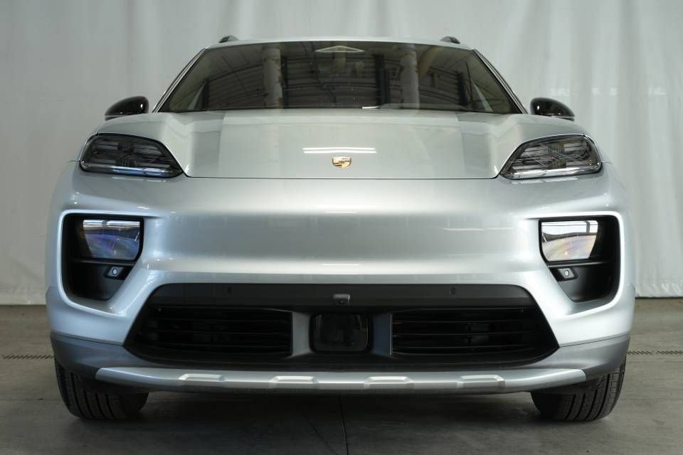 Certified 2025 Porsche Macan 4 Electric AWD/4WD image 11