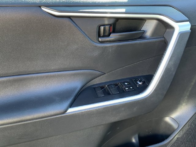 Used 2022 Toyota RAV4 LE AWD/4WD image 17