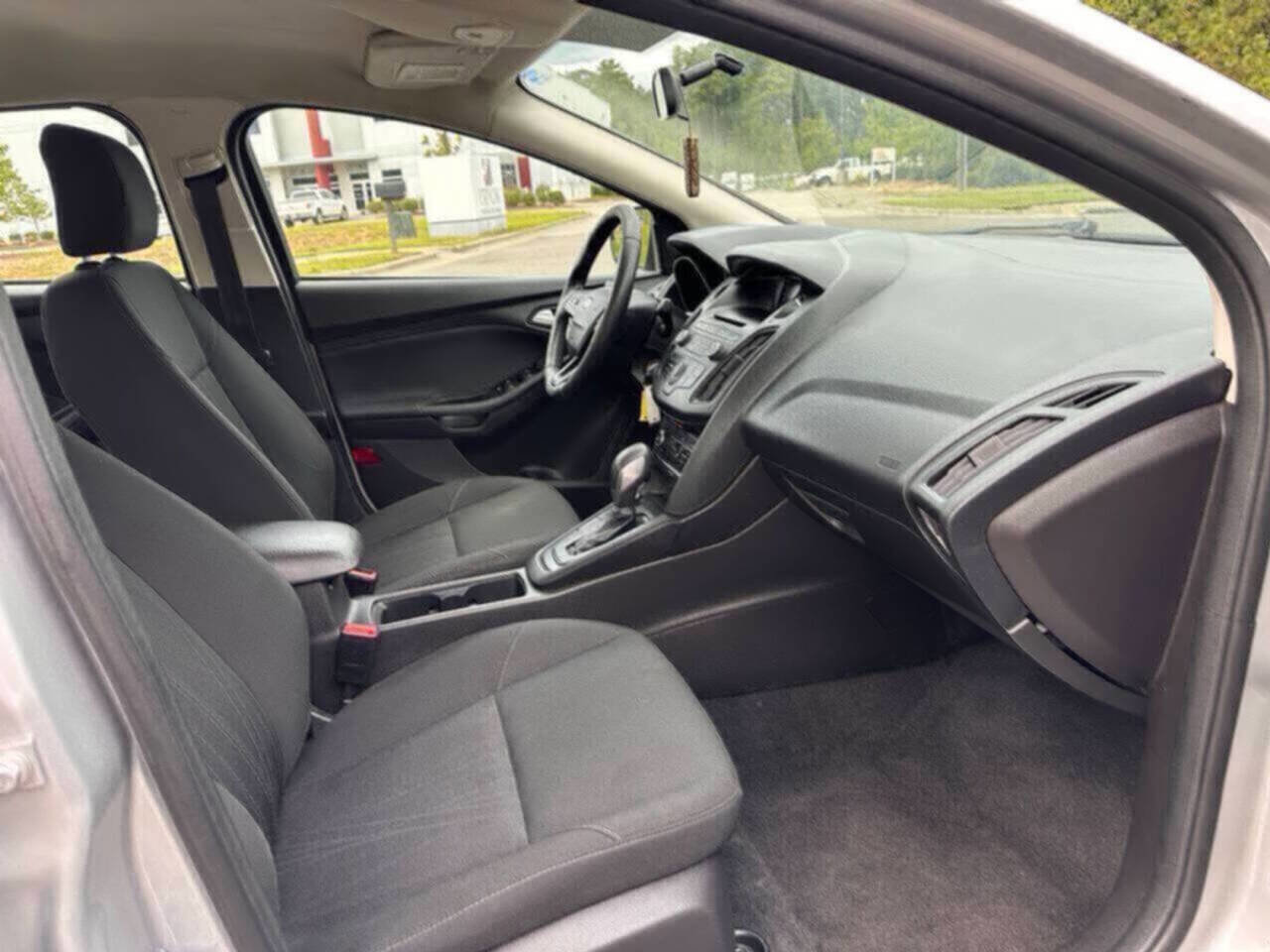 Used 2017 Ford Focus SE w/ Cold Weather Package image 10