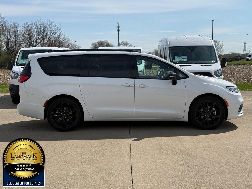 Used 2025 Chrysler Pacifica Limited FWD image 4