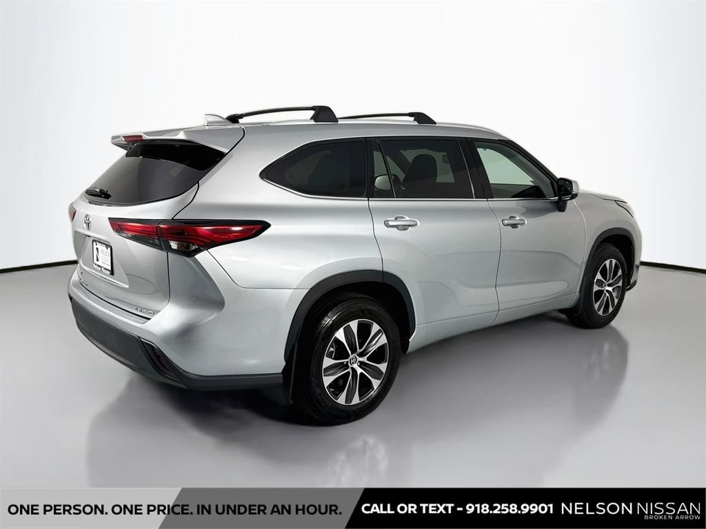 Used 2022 Toyota Highlander XLE AWD/4WD image 5