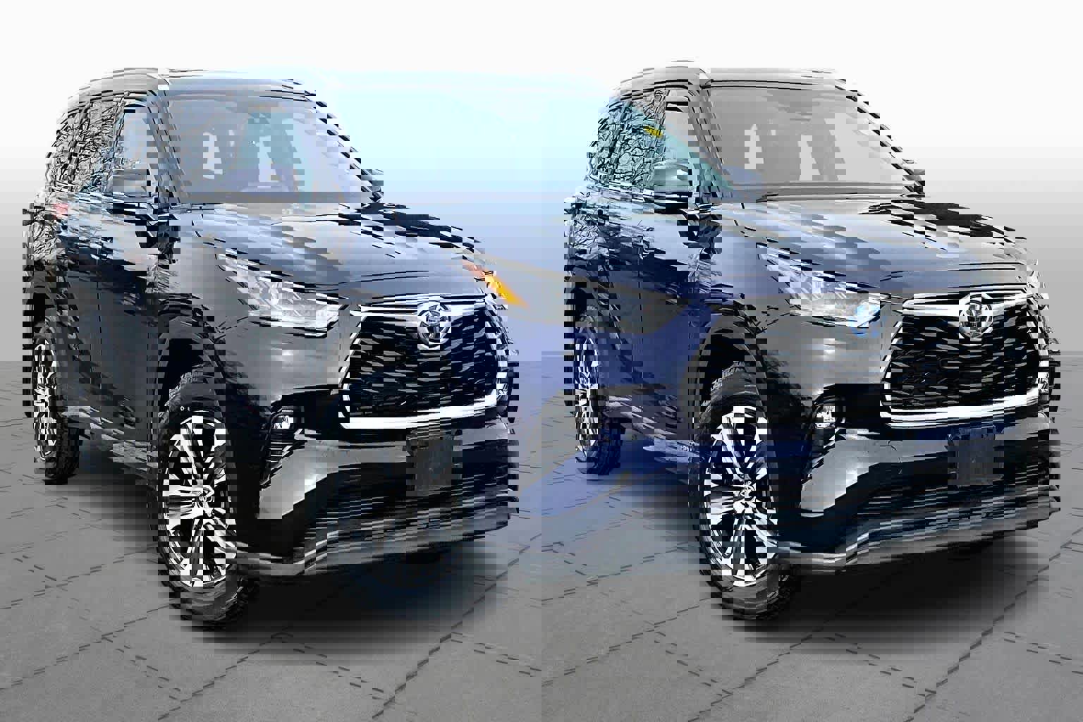 Used 2022 Toyota Highlander XLE AWD/4WD image 3