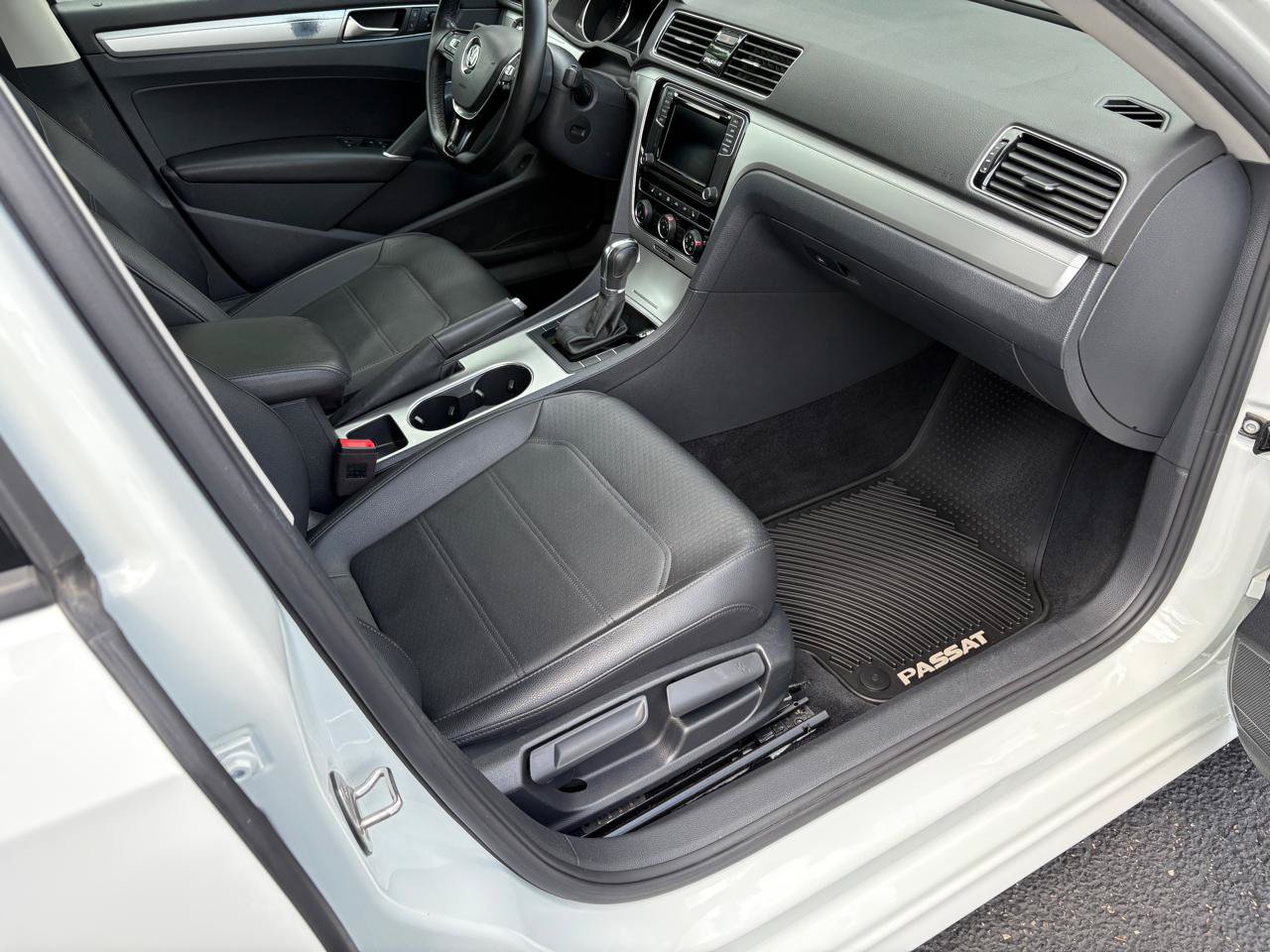Used 2019 Volkswagen Passat 2.0T Wolfsburg FWD image 16