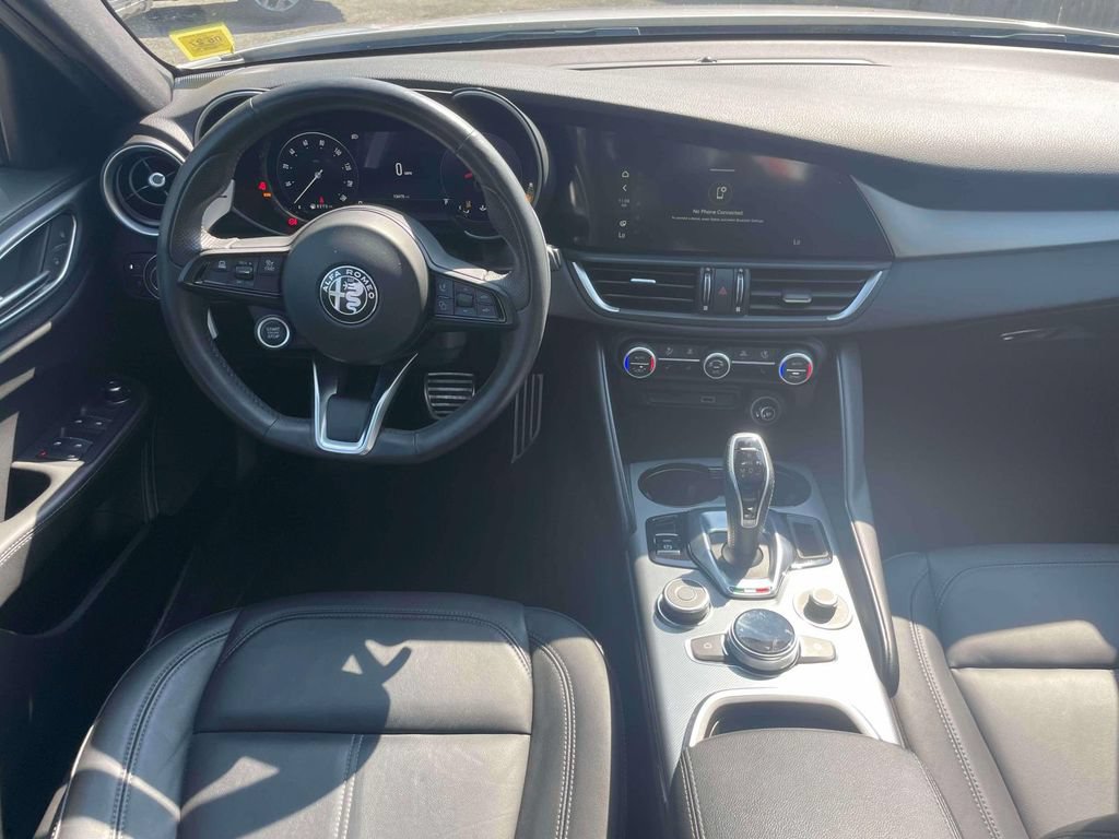 Used 2025 Alfa Romeo Giulia AWD image 13