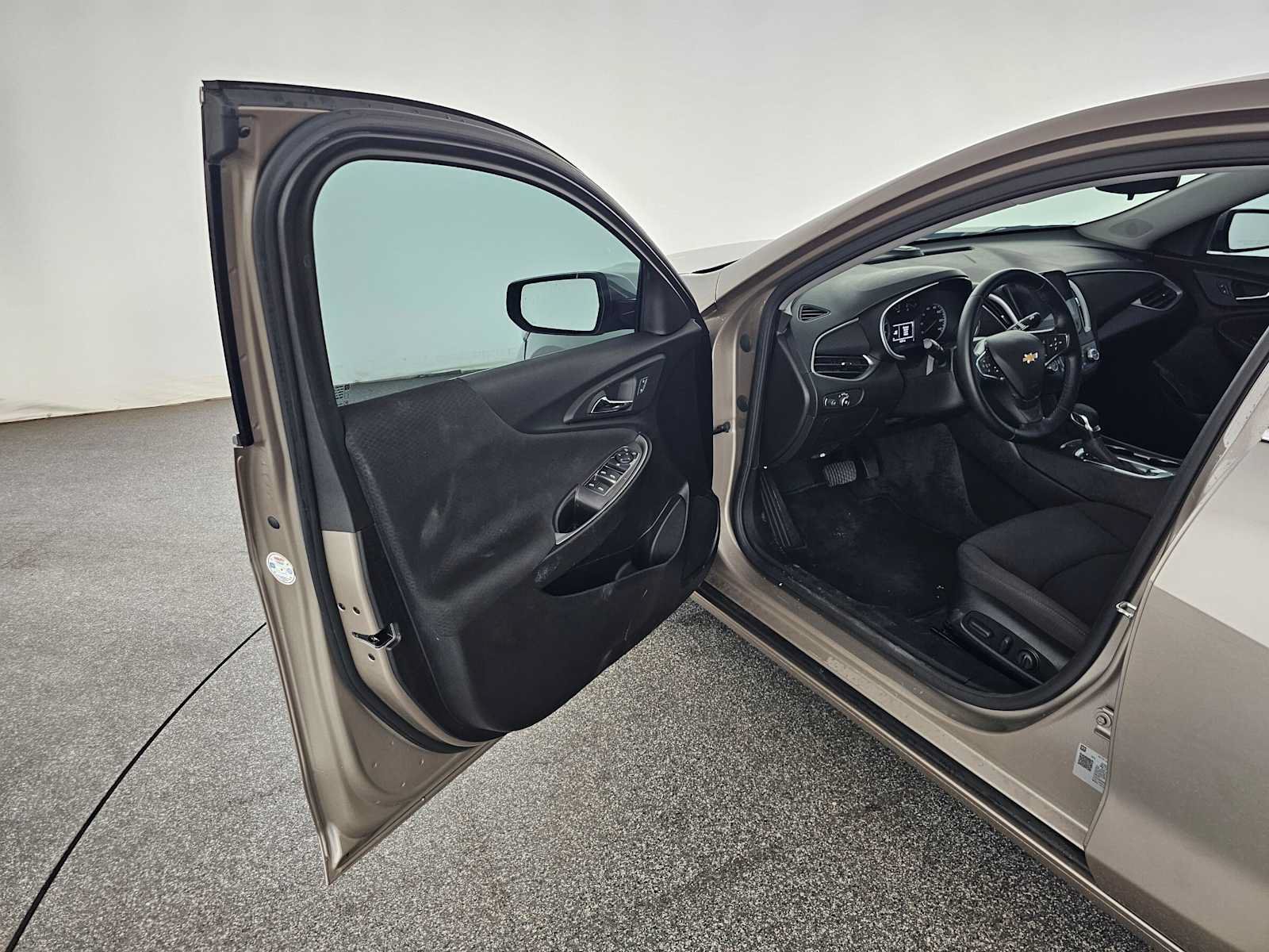 Used 2025 Chevrolet Malibu RS FWD image 19