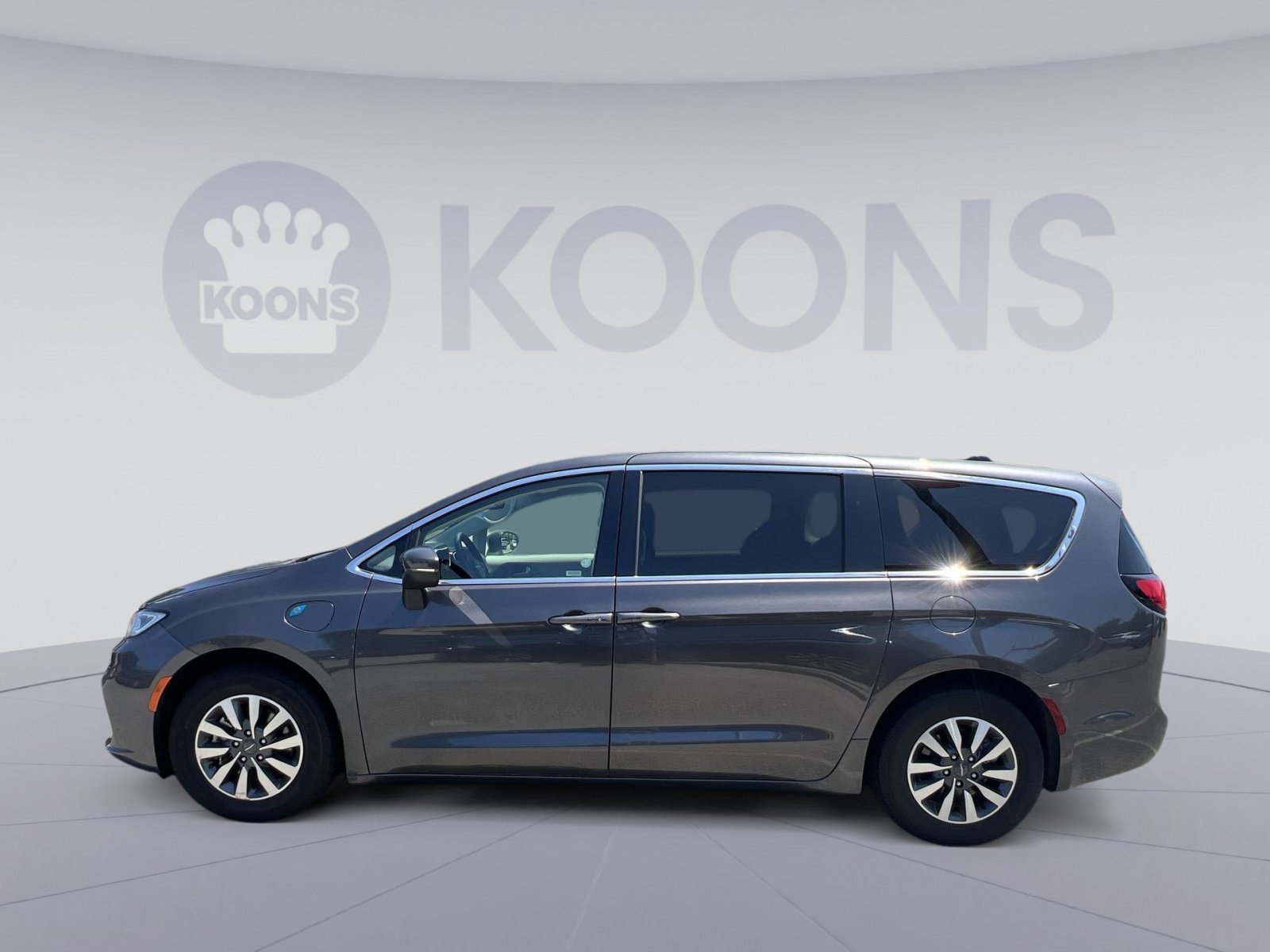 Used 2023 Chrysler Pacifica Touring-L FWD image 2