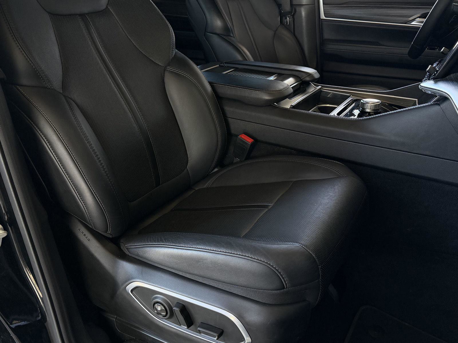 Used 2024 Jeep Wagoneer Series II w/ Flexible Seating Group image 23