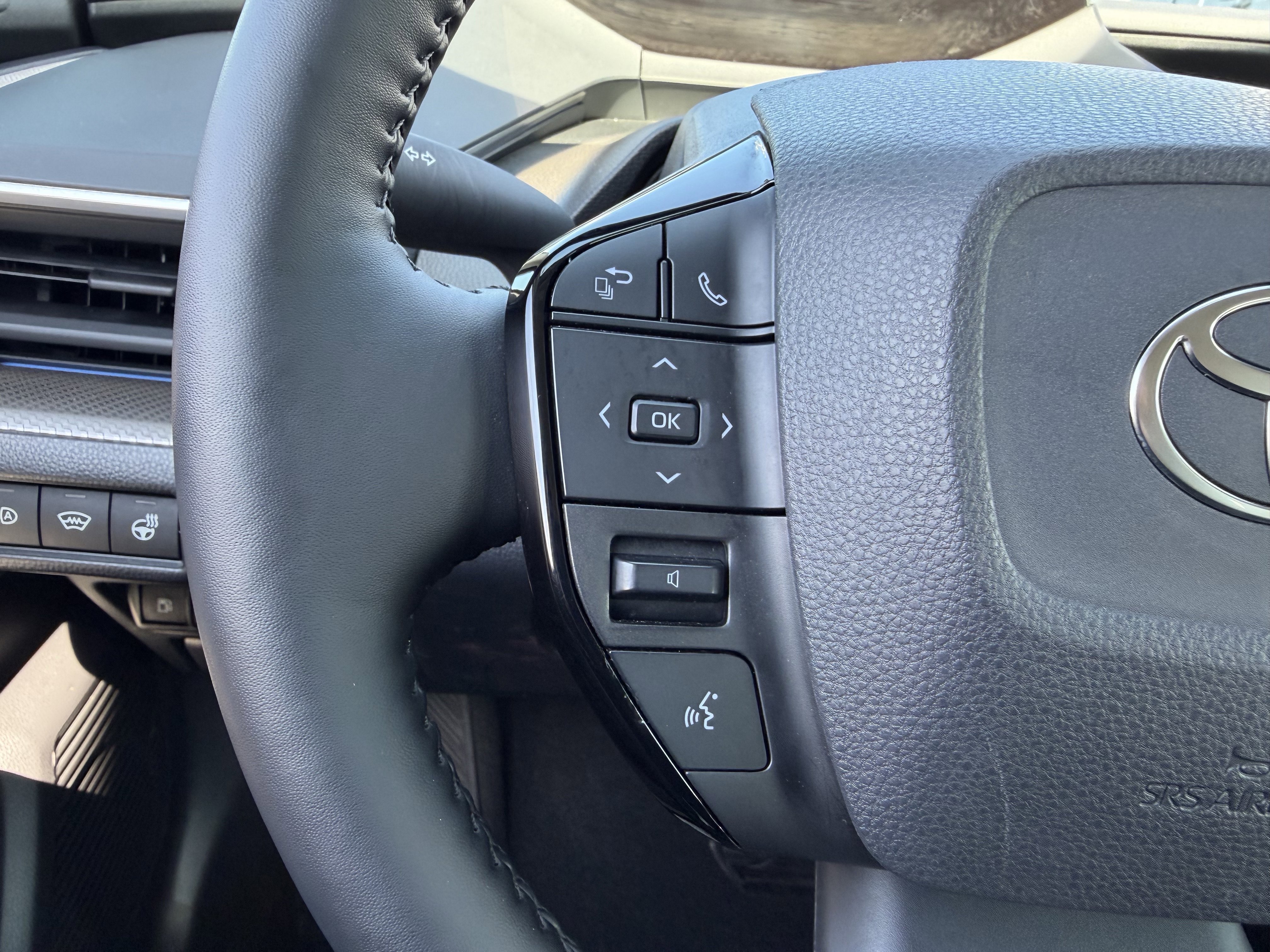 Used 2025 Toyota Prius XLE image 25