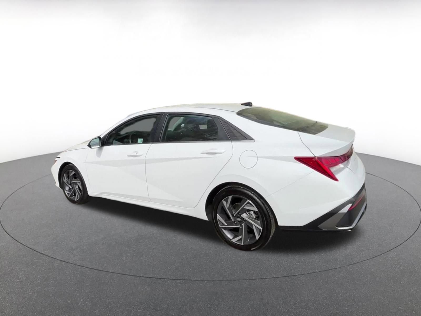 Used 2025 Hyundai Elantra SEL FWD image 10