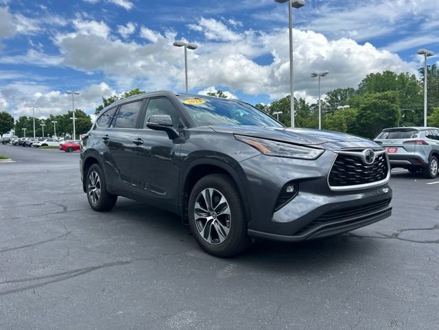Used 2024 Toyota Highlander XLE AWD/4WD image 4