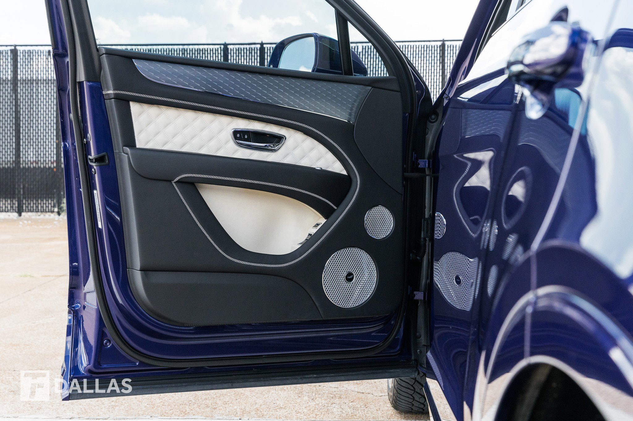 Used 2023 Bentley Bentayga image 22