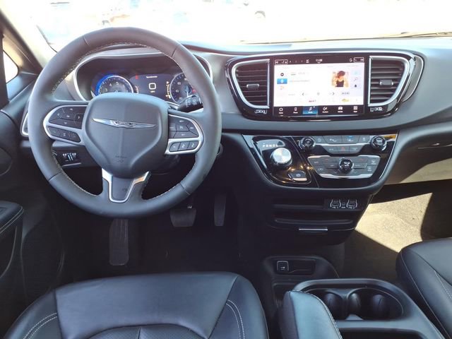 Used 2025 Chrysler Pacifica Select image 17