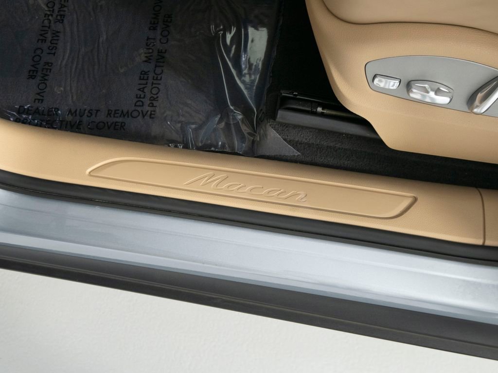 Certified 2019 Porsche Macan AWD/4WD image 23
