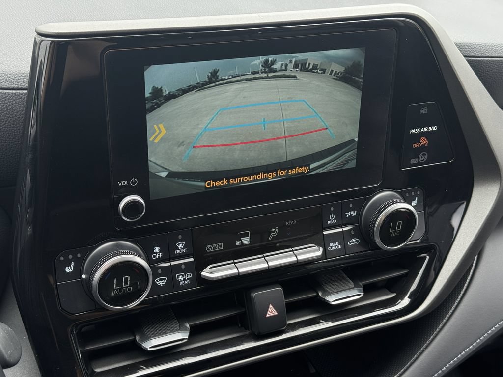Used 2024 Toyota Highlander XLE AWD/4WD image 19