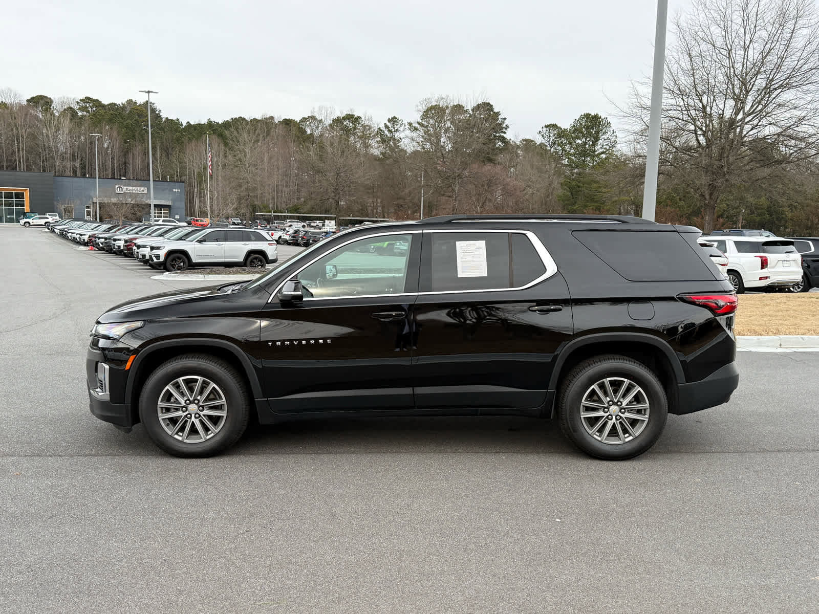 Used 2023 Chevrolet Traverse LT image 3