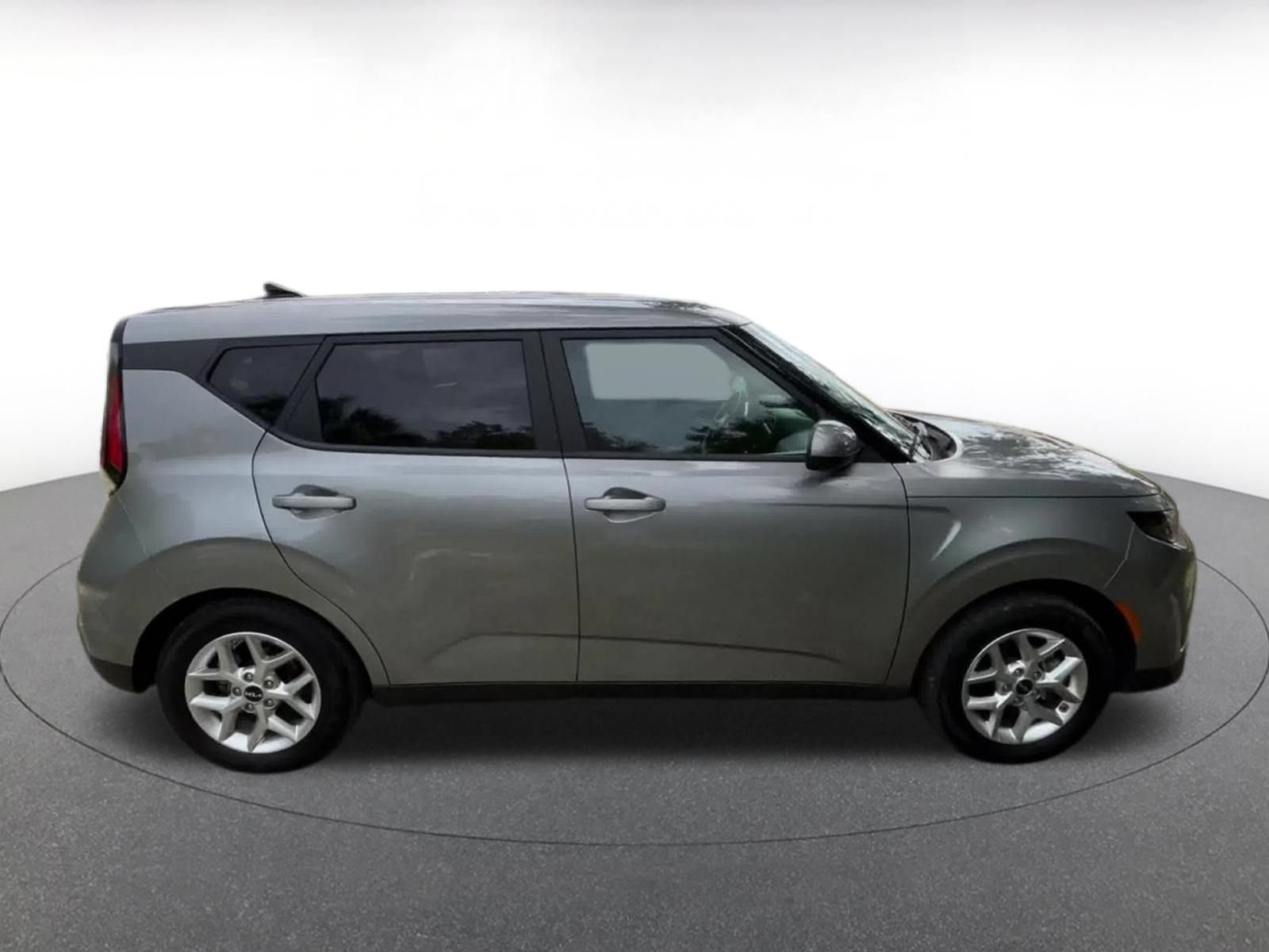 Used 2025 Kia Soul LX w/ LX Technology Package FWD image 16