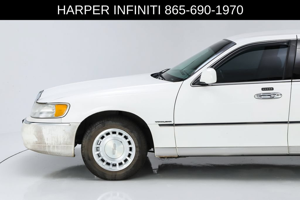 Used 2000 Lincoln Town Car Executive RWD image 38