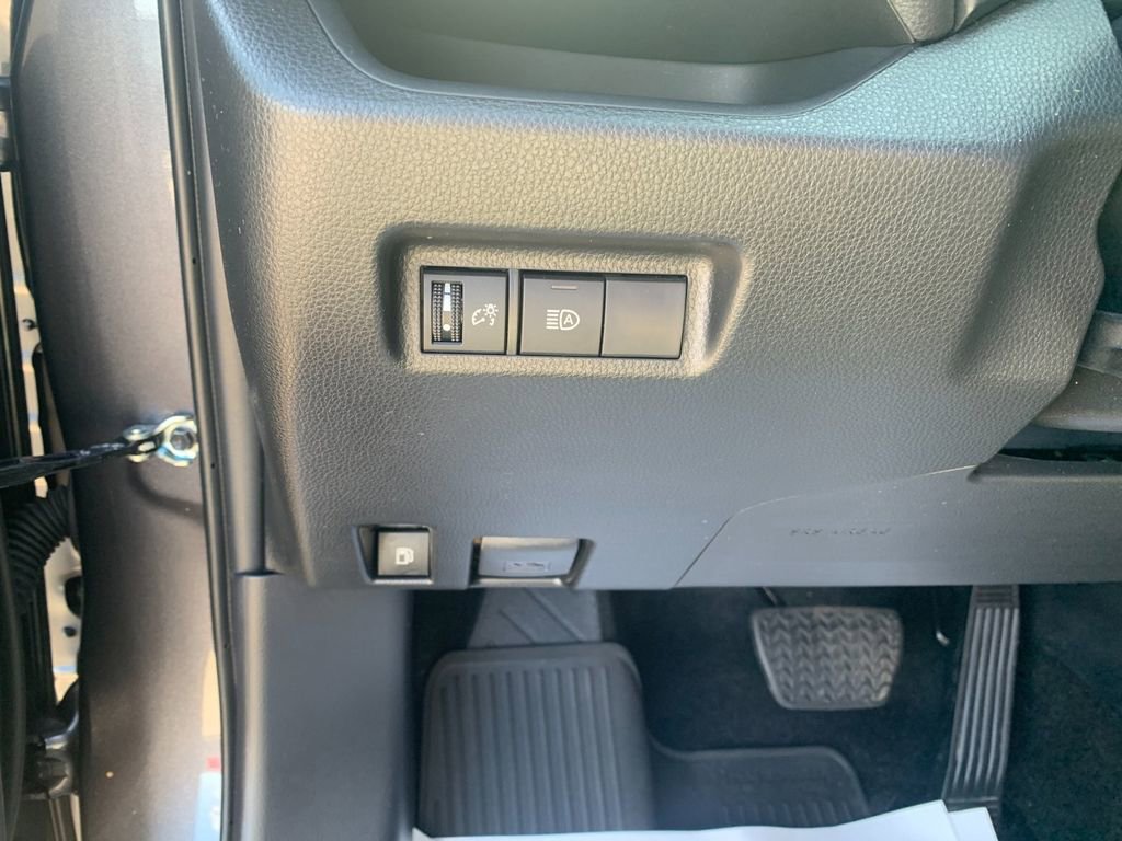 Used 2025 Toyota RAV4 XLE AWD/4WD image 32