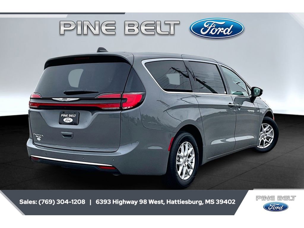 Used 2023 Chrysler Pacifica Touring-L image 11