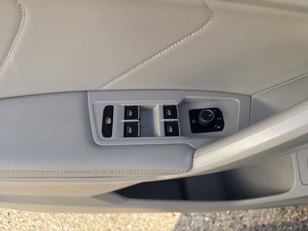 Used 2022 Volkswagen Tiguan SE image 9